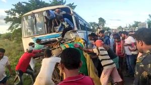 বীরভূমে ৬০ নং জাতীয় সড়কে বাস-অটো'র মধ্যে ভয়াবহ সংঘর্ষ, মৃত ৯