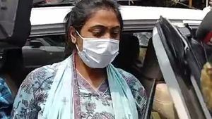 ফের দিল্লিতে ইডির দফতরে হাজিরা দিলেন সুকন্যা মণ্ডল, ফের ১৪ দিনের জেল হেফজতে অনুব্রত মণ্ডল