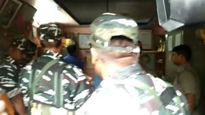 বোলপুরে অনুব্রত মণ্ডলের দুয়ারে সিবিআই হানা, নিচুপট্টি এলাকার বাড়ি ঘিরে ফেলল আধাসেনা