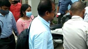 কেষ্টর বাড়ির কাছের ব্যাঙ্কে হানা তদন্তকারীদের! শান্তিনিকেতনে বৈঠকে সিবিআই 