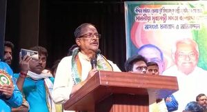  তৃণমূলের নেতা-কর্মীদের যোগ্যতা নিয়ে প্রশ্ন! মঞ্চে মেজাজ হারালেন মলয় ঘটক 
