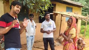 সভ্যতার আলো থেকে বহুদূরে চলছে জীবনযুদ্ধ, শবরদ গ্রামে পুজোর আনন্দ দেবে ওঁরা  