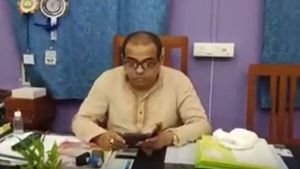 টাকা তুলেছে আইপ্যাক! দিদি দেখা করছেন চোর-ডাকাতদের সঙ্গে, বিস্ফোরক তৃণমূল নেতা 