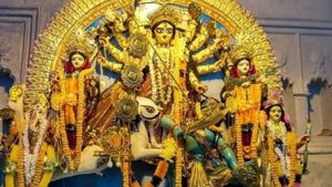 চব্বিশের গেরোয় ঘর বাঁধেন মা দুর্গা, কৈলাসে ফেরেন ২৪ কাঁধে চড়ে 