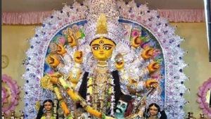 গঙ্গায় ভেসে আসে কাঠের পাটাতন, স্বপ্নে আসে মূর্তির রূপ, শুরু হয় মহিষাসুরমর্দ্দিনীর পুজো 