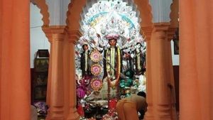জলাভূমির দুর্গোৎসবে রয়েছে ষোলো আনা বনেদিয়ানা