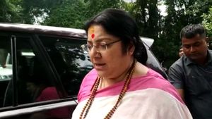 শান্তিনিকেতনে শিশু-খুনে কেষ্ট যোগ! গ্রামে ঢুকতে বাধা পেয়ে ধর্নায় লকেট চট্টোপাধ্যায়