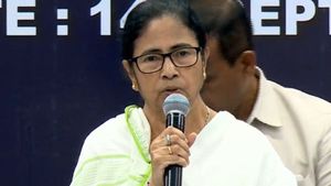 ঘুগনি, তেলেভাজার ব্যবসা করতে বলে মুখ্যমন্ত্রী বললেন, 'দিয়ে কুলোতে পারবেন না' 