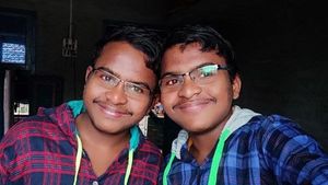  অনটনের সংসার, অভাবকে হার মানিয়ে ডাক্তারির প্রবেশিকা উত্তীর্ণ যমজ ভাই