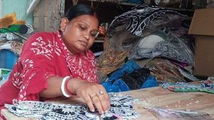 বাড়ছে ডাকের সাজের চাহিদা, নতুন করে আশায় বুক বাঁধছে শিল্পী দম্পতি