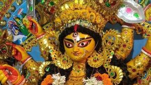 সাবেকী প্রতিমার সাথে ঐতিহ্যের ঘরানা, শেষ ক্ষনে উলুবেড়িয়ার ব্যানার্জী বাড়িতে মাতৃ আরাধনা 