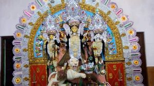  দশ নয়, দুর্গা প্রতিমা এখানে দ্বিভূজা, ভাঙা মূর্তিতেই শুরু হয় পুজো 