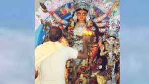 ছিয়াত্তরের মন্বন্তরে সময়েই অলৌকিক ভাবে বাড়িতে এসে পৌঁছায় রাজার উপহার, শুরু হয় ঘোষ পরিবারের দুর্গোৎসব 