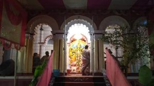 বনেদিয়ানার ঐতিহ্য, দুর্গার সঙ্গে এই বাড়িতে পুজো হয় দক্ষিণরায়ের 