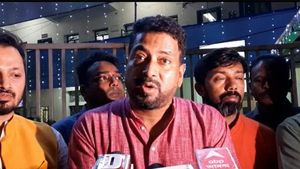 স্বরাষ্ট্র প্রতিমন্ত্রীকে হুঁশিয়ারি! মমতার মন্ত্রীর বিরুদ্ধে থানায় অভিযোগ বিজেপি নেতার 