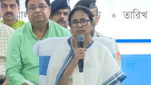 চাকরি দাবিতে অনশনে টেট উত্তীর্ণরা, মালবাজারে কী বললেন মুখ্যমন্ত্রী
