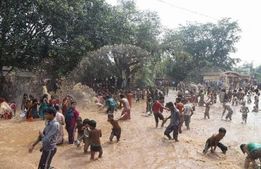 বিজয়া মিটতেই হয় কাদাখেলা, অদ্ভুত রীতি এই গ্রামের 