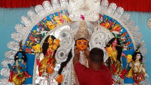 থিমের ভিড়ে আজও ঐতিহ্যে অটুট 'লক্ষ্মীগ্রাম' খালনার দেড়শো বছরের চারুময়ী লক্ষ্মী 