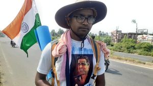 সেফ ড্রাইভ সেফ লাইফের বার্তা, পায়ে হেঁটে যাত্রা বাণিজ্য নগরীতে
