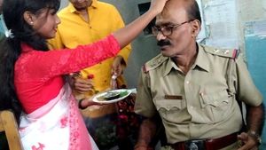 অপরাধের দুয়ারে পড়ুক কাঁটা, মন্ত্রোচ্চারনে পুলিশকে ভাইফোঁটা পড়ুয়াদের 