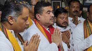 শুভেন্দু অধিকারীর পাশে অনুব্রত ঘনিষ্ঠ তৃণমূলের ২ কাউন্সিলর! 'সৌজন্য সাক্ষাৎ' নিয়ে শুরু জল্পনা 