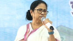 পুলিশ অন্যায় করলে আমার ঘাড়ে দোষ! হিঙ্গলগঞ্জের সভা থেকে পুলিশকে নজিরবিহীন ধমক মুখ্যমন্ত্রীর 