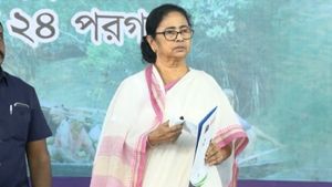 ১৫ হাজার শীতবস্ত্র কোথায় রেখেছেন? ভাষণ থামিয়ে মঞ্চে বসে পড়লেন ক্ষুব্ধ মমতা বন্দ্যোপাধ্যায় 
