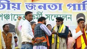 বিজেপি ক্ষমতায় আসলে বাংলায় অকল্পনীয় বিনিয়োগ! তৃণমূলকে হঠাতে প্রস্তাব জানালেন মিঠুন চক্রবর্তীর 