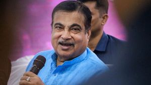 শিলিগুড়িতে অনুষ্ঠান মঞ্চে হঠাৎ অসুস্থ নীতীন গড়করি, হুলুস্থূল কাণ্ড ঘটনাস্থলে