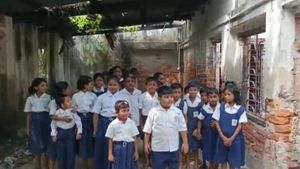 একটা কক্ষেই চলছে পাঁচটি শ্রেণীর ক্লাস, করুণ ছবি গ্রামীন স্কুলে
