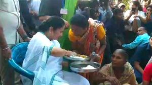 টাকিতে নৌকাবিহারে মুখ্যমন্ত্রী, গ্রামবাসীদের সঙ্গে মধ্যাহ্নভোজন, ঢুকে পড়লেন প্রাথমিক স্কুলে