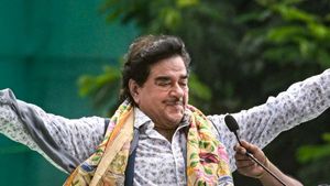 মমতার কথাই সত্যি! প্রমাণ পেয়ে গিয়েছেন সাংসদ, আসানসোলে দরাজ সার্টিফিকেট শত্রুঘ্নের