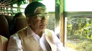পঞ্চায়েতে-রণকৌশল স্থির করতে অভিনবপন্থা! 'দুর্নীতির খাম' হাতে তৃণমূলকে নিশানা সুভাষ সরকারের 