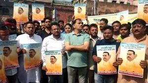 গোলাপ এবং কার্ড হাতে শুভেন্দুর শান্তিকুঞ্জে ঢোকার চেষ্টা তৃণমূল ছাত্র পরিষদের! হুলস্থূল কাঁথিতে 