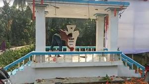 তৃণমূলের মঞ্চ পোড়ানোর অভিযোগে উত্তপ্ত নন্দীগ্রাম! শহিদ বেদী গঙ্গাজলে পরিষ্কার করল শাসকদল  