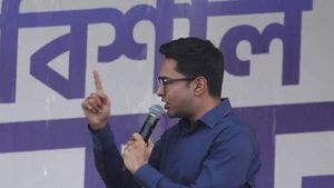 ১৫ দিন সময় দিলাম...কাঁথির মঞ্চে দাঁড়িয়েই শুভেন্দুকে চ্যালেঞ্জ ছুড়লেন অভিষেক
