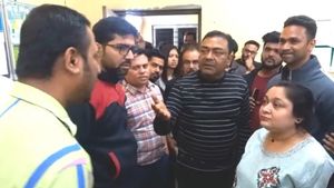 গৃহপ্রবেশের দিনেই ১০ তলা থেকে পড়ল শিশু, আবাসনের নিরাপত্তা নিয়ে বিক্ষোভ আবাসিকদের