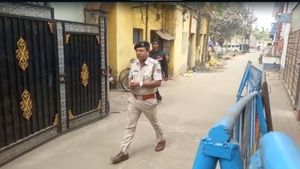 বেলঘরিয়ার আবাসনে তিন ভাই-বোনের রহস্যমৃত্যু ঘিরে চাঞ্চল্য! তদন্তে নামল পুলিশ 