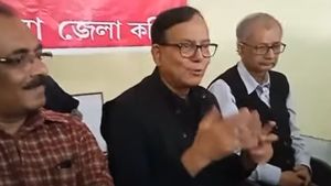 MD Salim: নবান্ন থেকে ছাপ্পান্ন, দুই সরকারকে তাড়ানোর ডাক! দুয়ারে সরকারের তথ্য এনপিআর-এ, বিস্ফোরক মহঃ সেলিম 