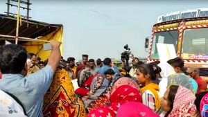 লালনের দেহ নিয়ে সিবিআই ক্যাম্পে পরিবার! প্রমাণ নষ্টের শঙ্কা তদন্তকারীদের 