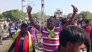 Rail block: ১২ ঘণ্টার অবরোধ, উত্তরবঙ্গ জুড়ে বিপর্যস্ত রেল পরিষেবা, চরম দুর্ভোগে যাত্রীরা
