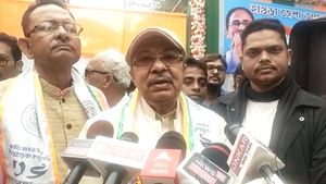 Mamata and TMC: মমতা বন্দ্যোপাধ্যায় অদম্য! তৃণমূলের সঙ্গে বিজেপি কর্মীদের আনুগত্যের তুলনা মন্ত্রী অরূপ রায়ের 