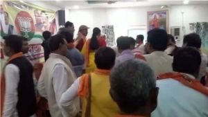 বিজেপির সাংগঠনিক বৈঠকে তুলকালাম-কাণ্ড, মহিলা কর্মীর সঙ্গে হাতাহাতি জেলা সভাপতির 