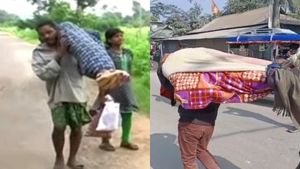Jalpaiguri: কালাহাণ্ডির স্মৃতি ফিরল বঙ্গে, টাকার অভাবে মায়ের দেহ কাঁধে নিয়ে শ্মশানে গেল ছেলে