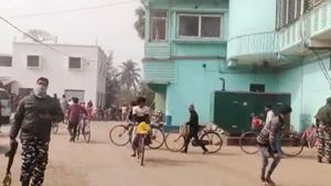 কেন্দ্রীয় বাহিনী দিয়ে ঘিরে তৃণমূলের বিধায়কের বাড়ি এবং ফ্যাক্টারিতে তল্লাশি আয়কর দফতরের 