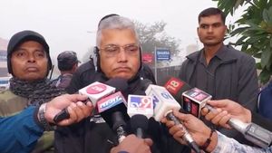 জয় শ্রীরামের পাল্টা জয় বাংলা স্লোগান, চাকলায় দিলীপকে দেখে উঠল 'গো ব্যাক' স্লোগানও