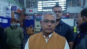 বিজেপি সংখ্যালঘুদের মন ছুঁতে চাইছে, আইএসএফের আন্দোলনকে সমর্থন দিলীপের