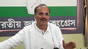 গ্যাংস্টারদের মাথায় বসে মমতা ও তাঁর ভাইপো! আগামী দিনে আরও তৃণমূল নেতা গ্রেফতার, ইঙ্গিতপূর্ণ মন্তব্য অধীরের