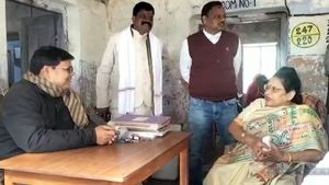 'দিদির দূত'কে DA নিয়ে প্রশ্ন করতেই শাসকের রোষানলে প্রধান শিক্ষক! পেলেন শোকজের হুমকি   