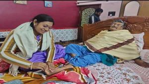 তৃণমূল বিধায়কের পা টিপছেন নেত্রী, ভাইরাল ছবি নিয়ে ব্যাখ্যা দু'জনের! টিকিটের লোভে দাসী, কটাক্ষ বিরোধীদের